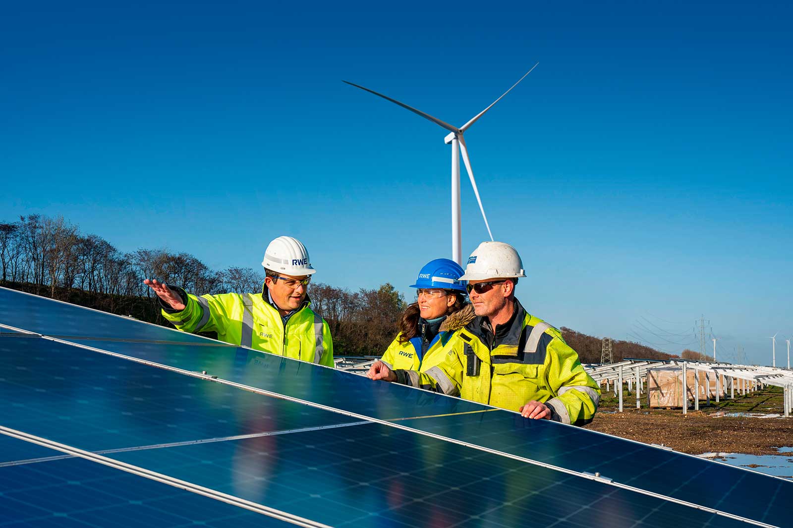 Photo de deux techniciens RWE devant un panneau solaire