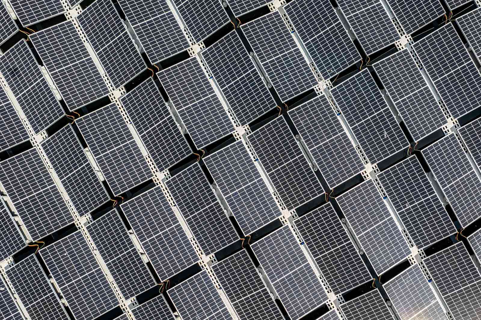 Photo de la centrale solaire flottante d'Amer prise en 2022